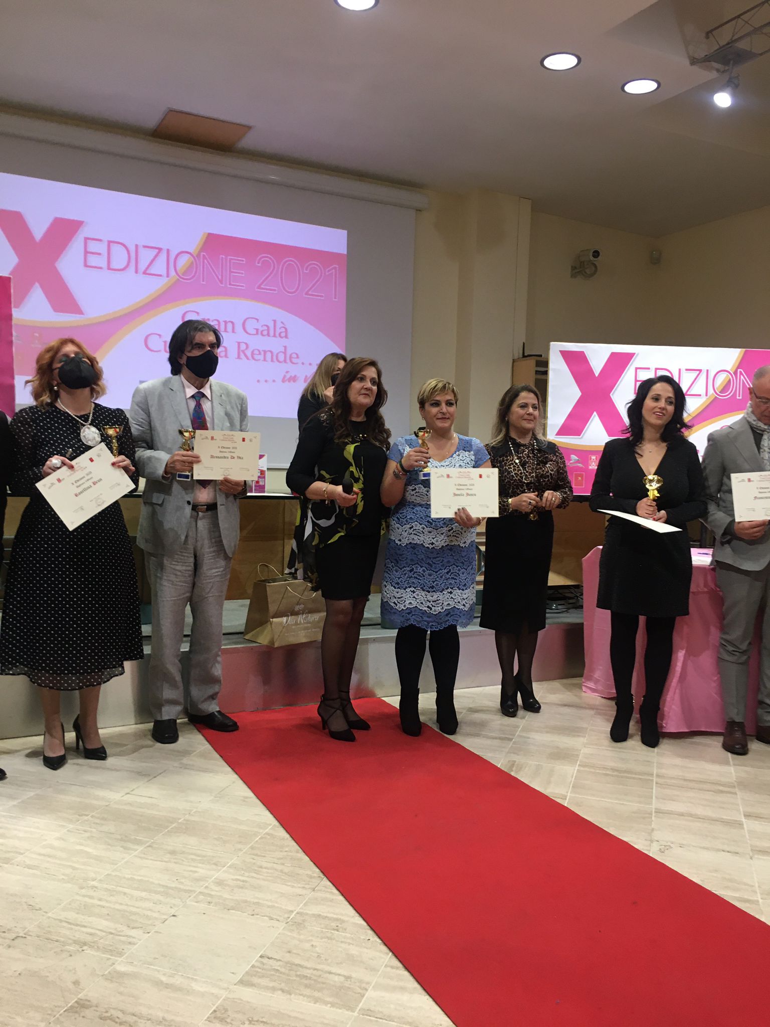 Un momento della premiazione di Ionela Juncu